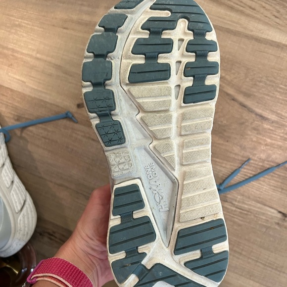 Hokas - Picture 3 of 4